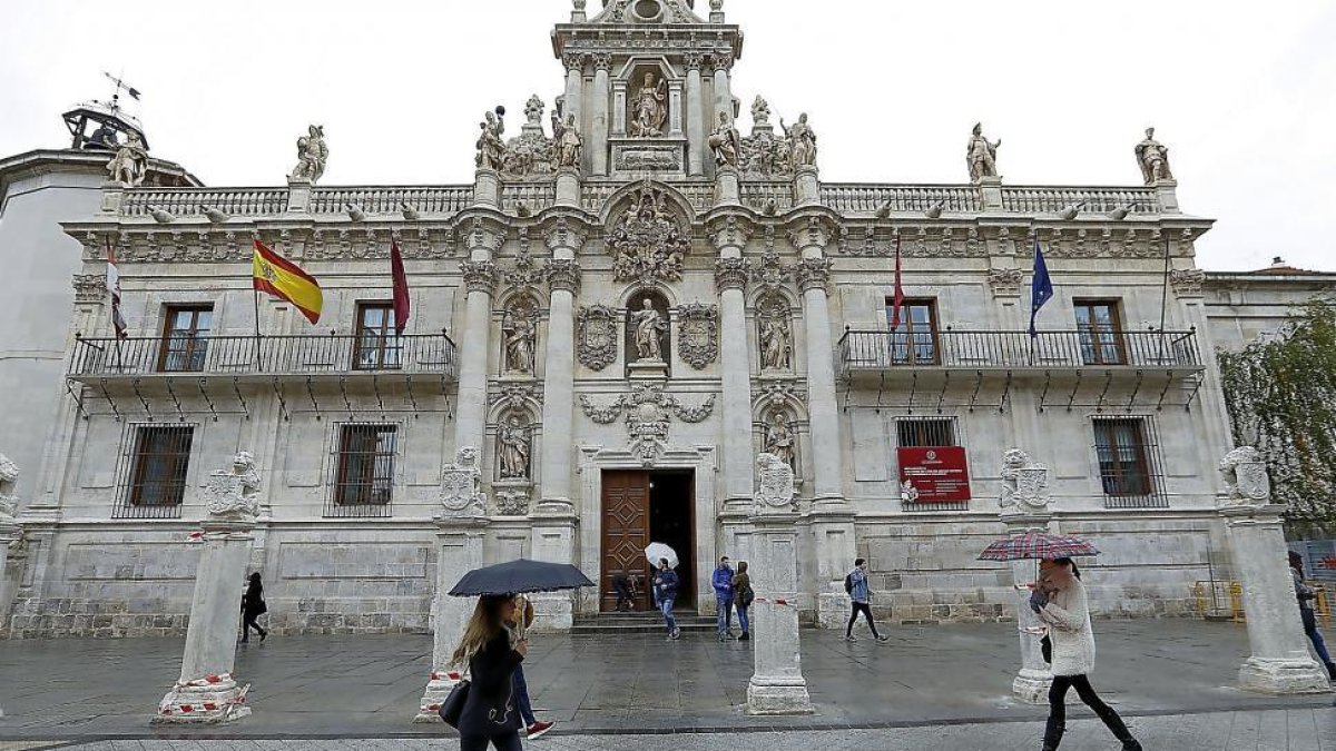 Fachada de la Universidad de Valladolid.- E. M.