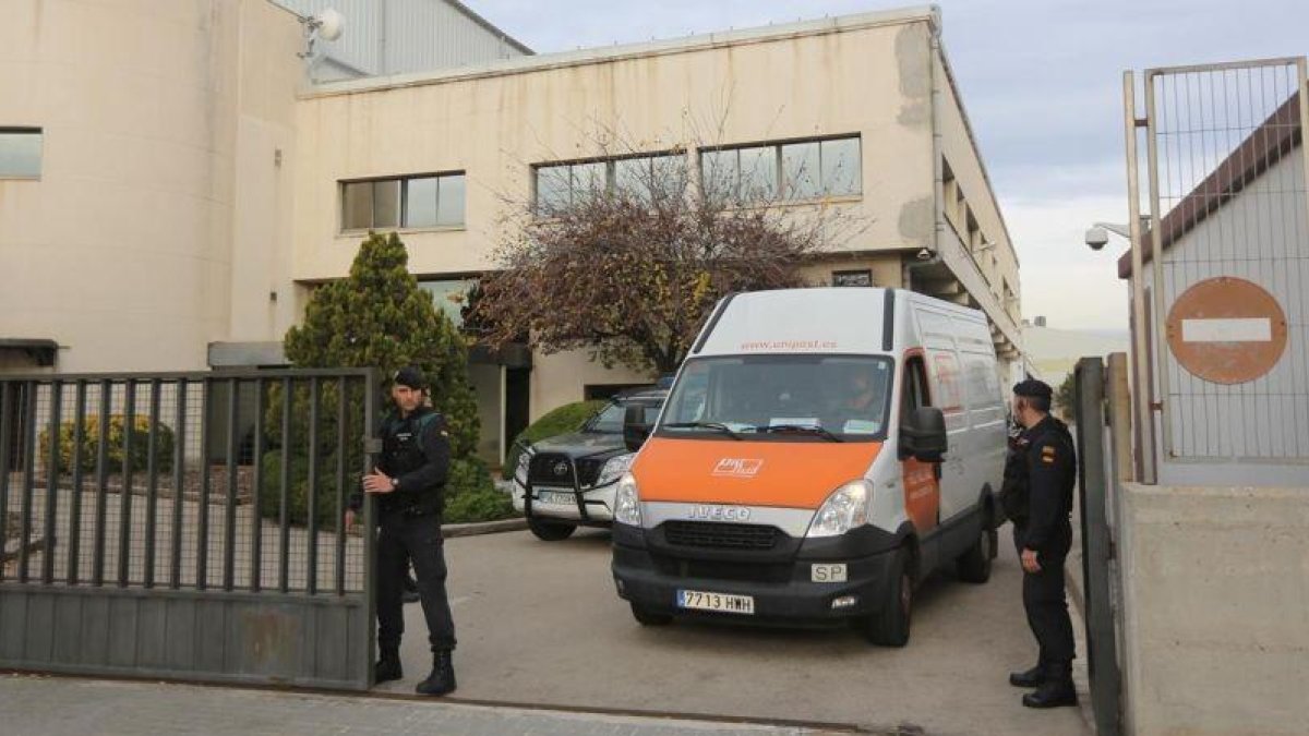 Agentes de la Guardia Civil en el registro de la sede de Unipost en LHospitalet, este jueves-DANNY CAMINAL
