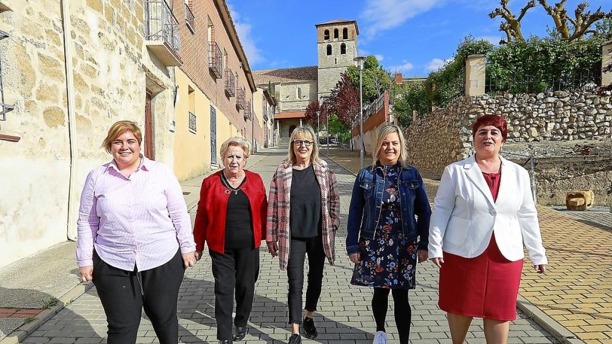 Paula Granado, Teresa Fraile, Piedad Primo, Vanessa Burón y Henar Villorejo, integrantes de la única lista completa de mujeres, en Villabáñez.-J.M. LOSTAU