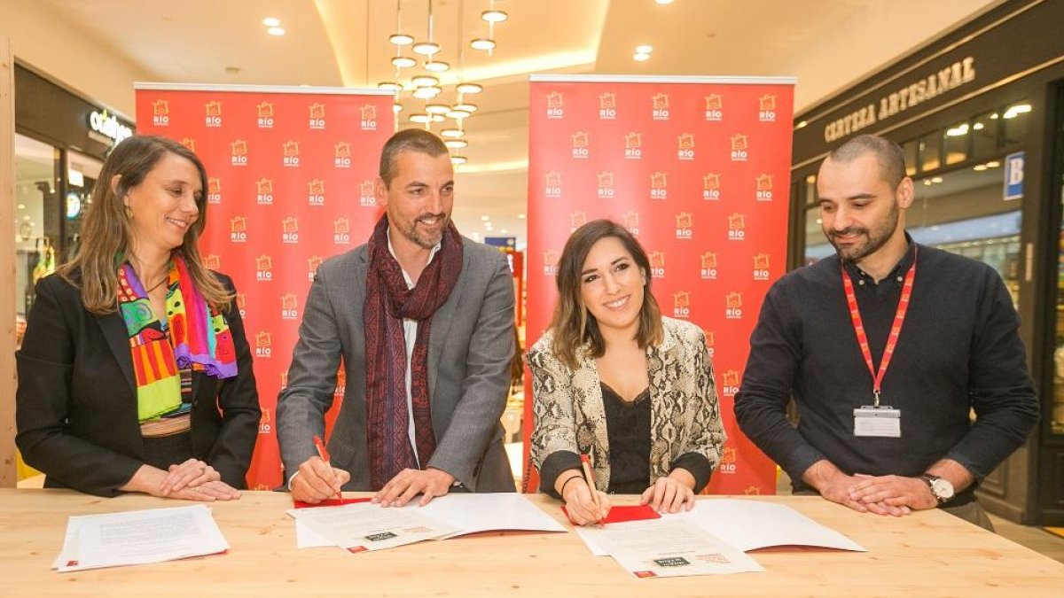El centro comercial Rio Shopping entrega los premios del concurso «Emprendedores» a los ganadores.-ICAL