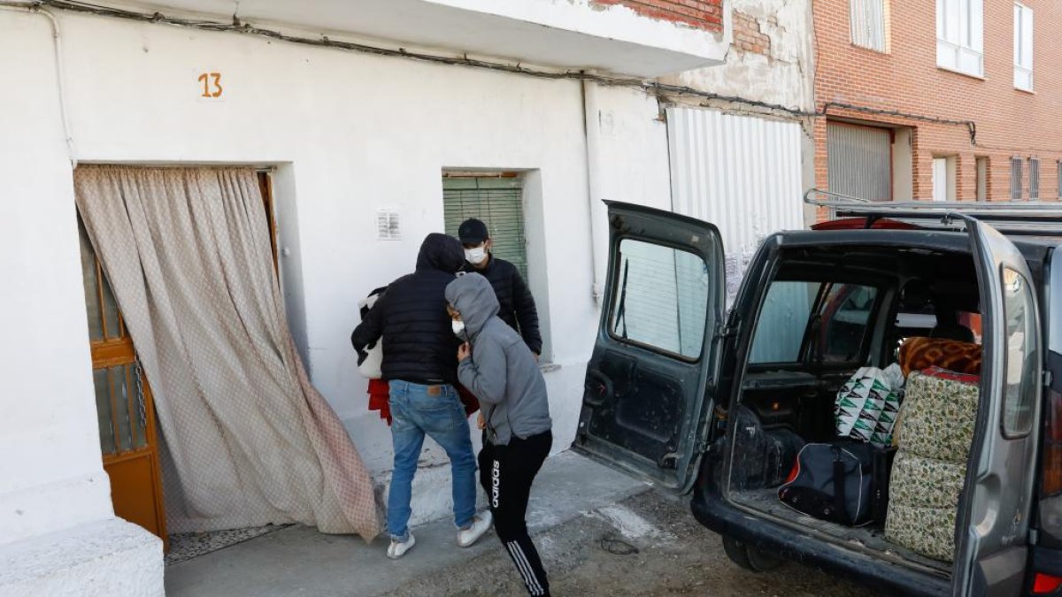 Familia que ocupaba la casa en La Cistérniga. - J.M. LOSTAU