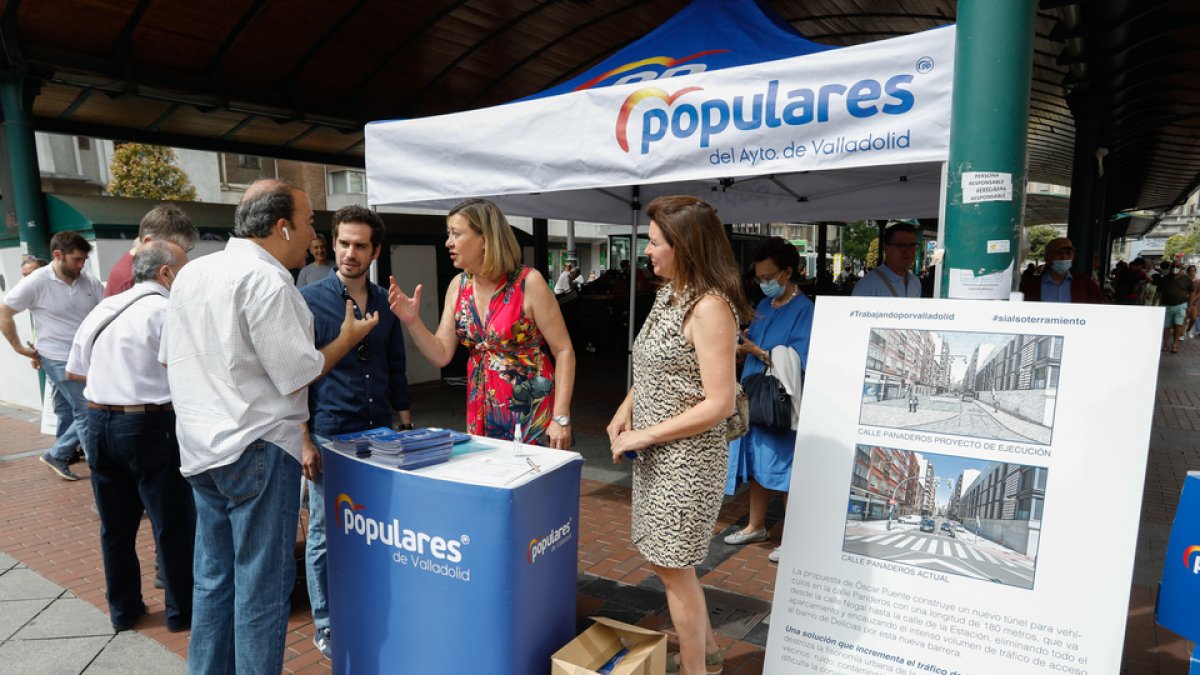 Pilar del Olmo y otros concejales exponen a la ciudadanía los beneficios del soterramiento. / J. M. LOSTAU