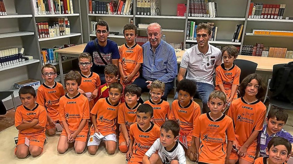 Vicente Del Bosque posa con jugadores de las escuelas deportivas de Peñafiel y junto al ya ex jugador del Real Valladolid, el peñafielense Rafa.-G. VELASCO