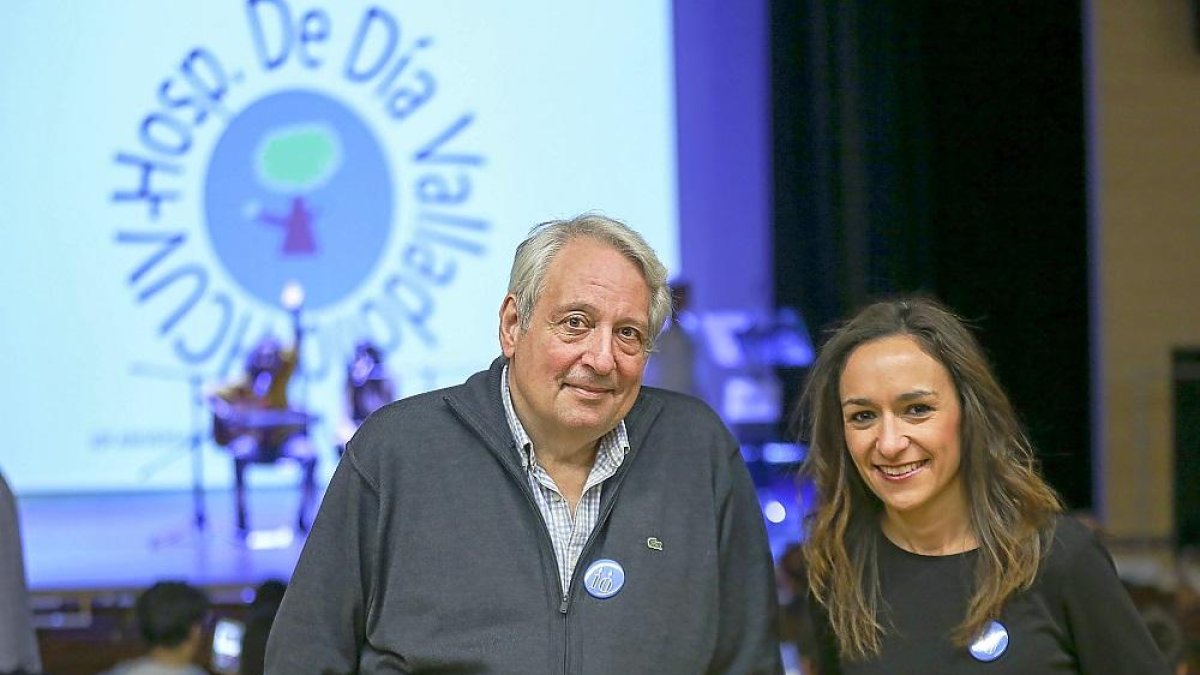 El Jefe de servicio de psiquiatría, Fernando Uribe, y la terapeuta ocupacional del Hospital de Día Infanto-Juvenil, Esther Martín Arranz, durante la gala.-MIGUEL ÁNGEL SANTOS
