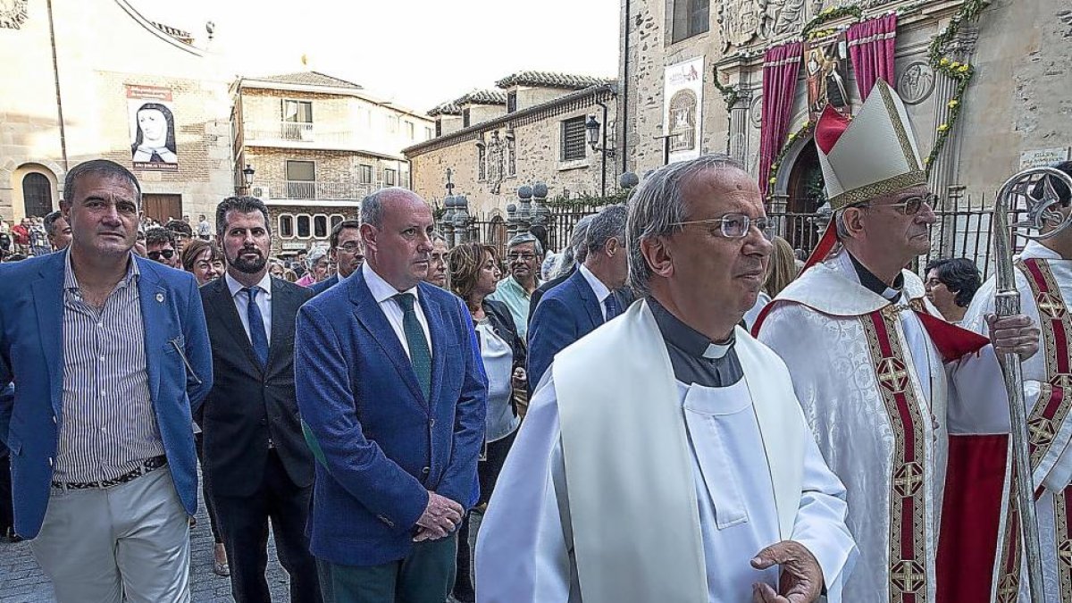 Luis Tudanca, ayer, en la Procesión en honor a Santa Teresa de Jesús en Alba de Tormes.-ICAL