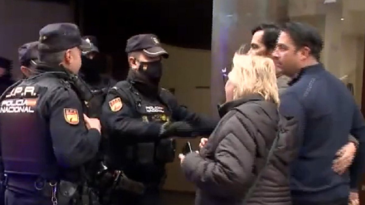 La familia de Paloma e India increpan al grito de 