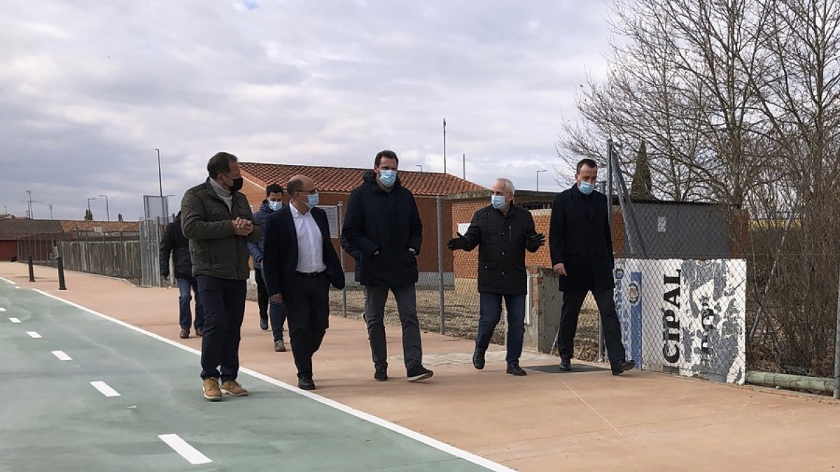 El alcalde, Óscar Puente, visitó ayer el nuevo tramo de acera y carril bici que conecta Puente Duero con el Pinar de Antequera.- E.M.
