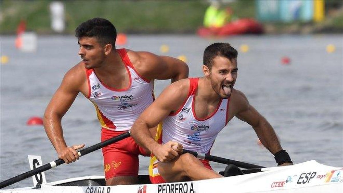 Alberto Pedrero y Pablo Graña reaccionan tras coronarse campeones del mundo en el Mundial de piragüismo de Szeged (Hungría).-EFE / TAMAS KOVACS