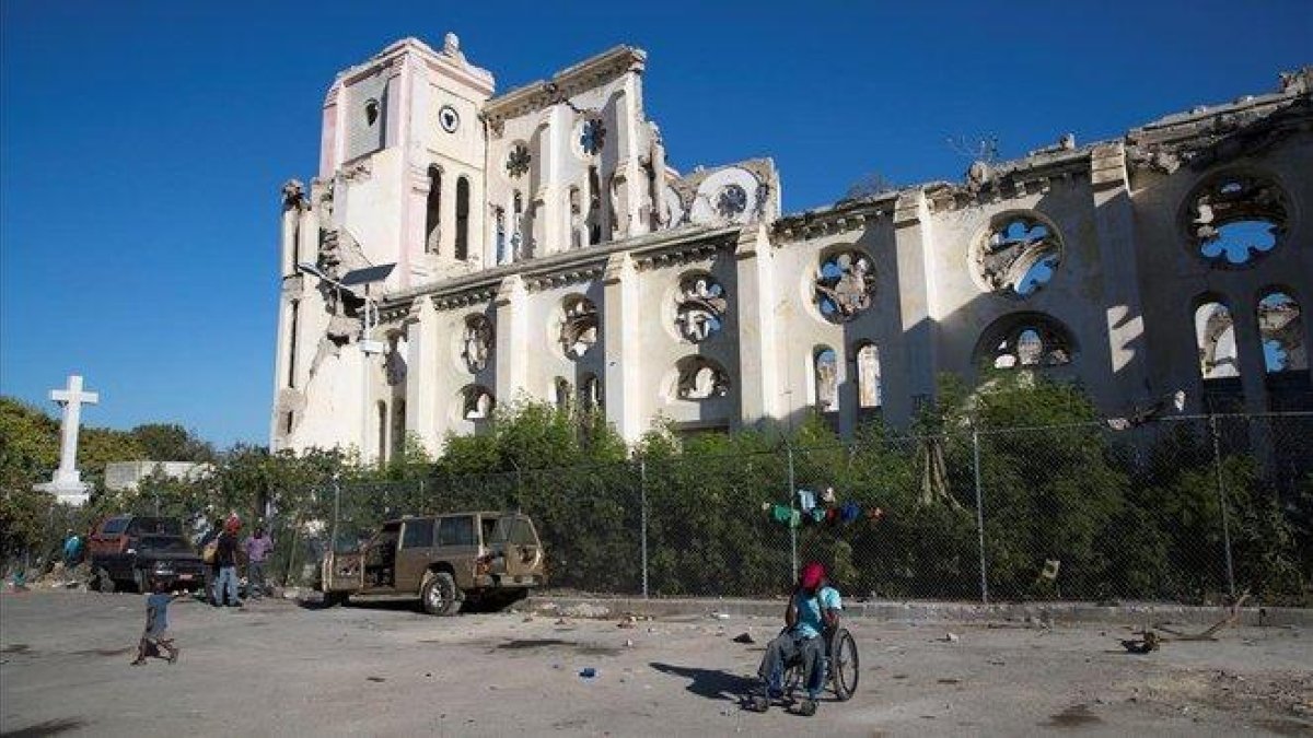 Vista general de la Catedral de Puerto Principe  destruida hace una decada por un terremoto  este jueves  en Puerto Principe (Haiti).-ORLANDO BARRIA (EFE)