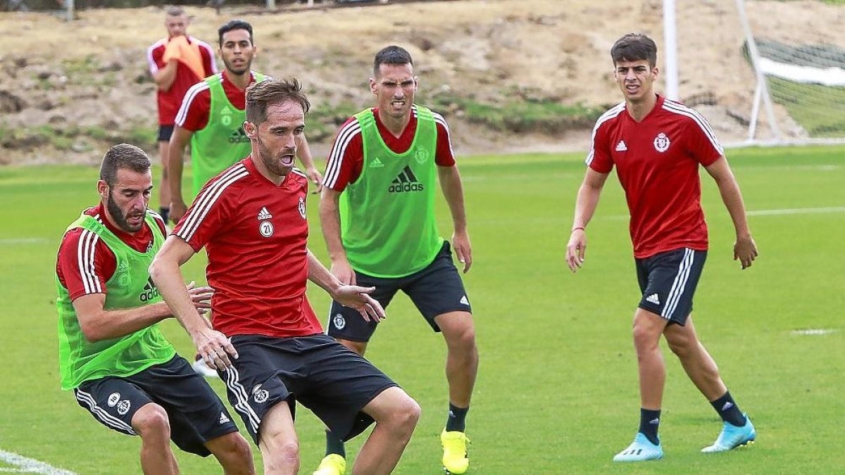 Aguado, a la derecha, observa a Míchel con el balón.-J.M. LOSTAU
