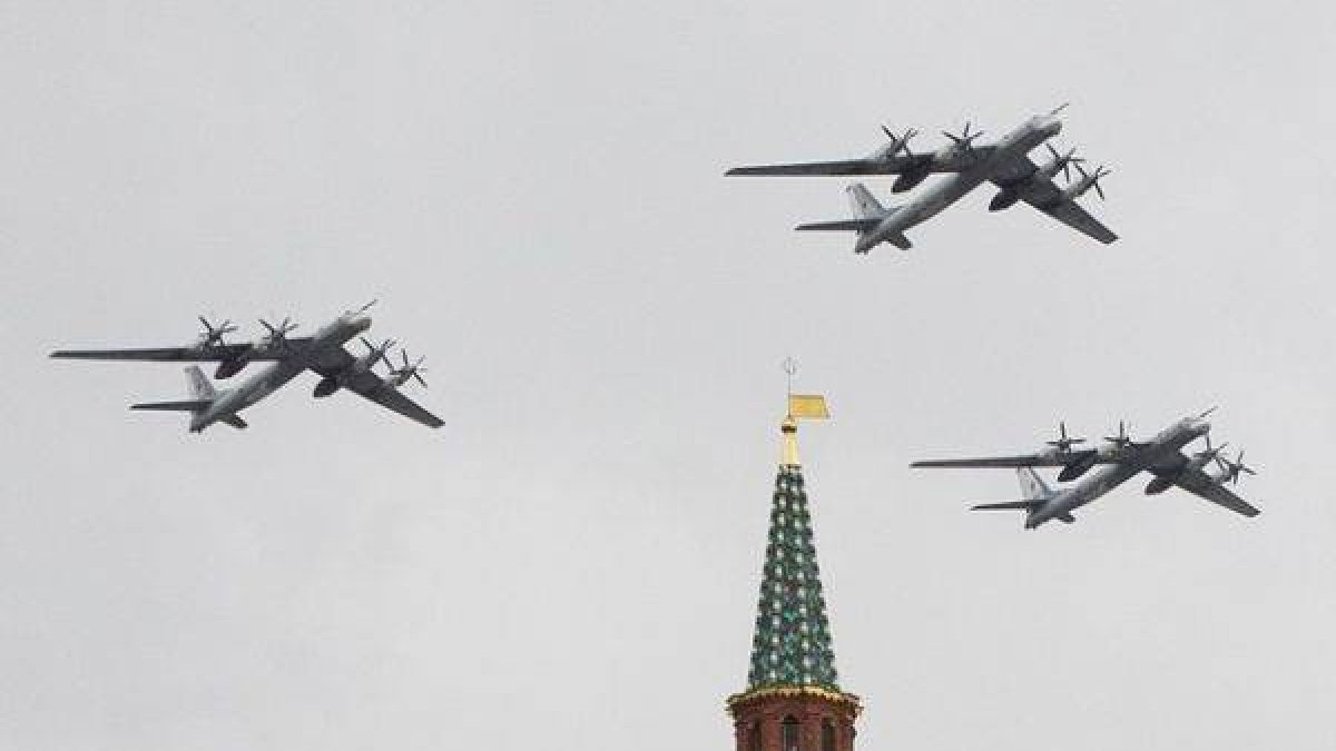 Un bombardero ruso sobrevuela la Plaza Roja de Moscú.-Foto: AP / PAVEL GOLOVKIN
