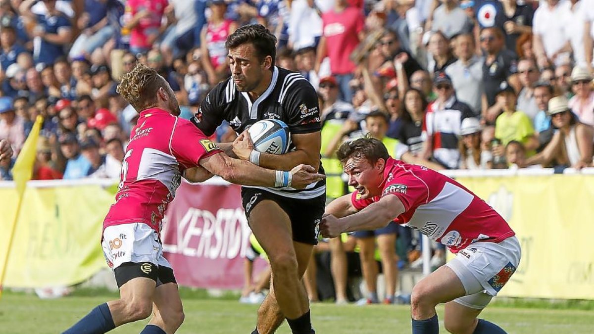 John Wessel-Bell y Gareth Griffiths intentan placar a Alberto Díaz en la final del pasado sábado.-J.M.LOSTAU