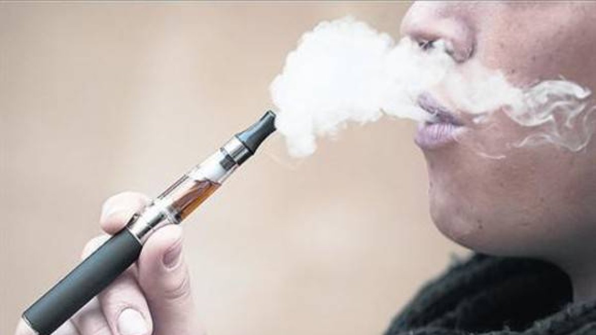 Una fumadora de cigarrillo electrónico exhala vapor tras una inhalación-Foto: KENZO TRIBOUILLARD / AFP