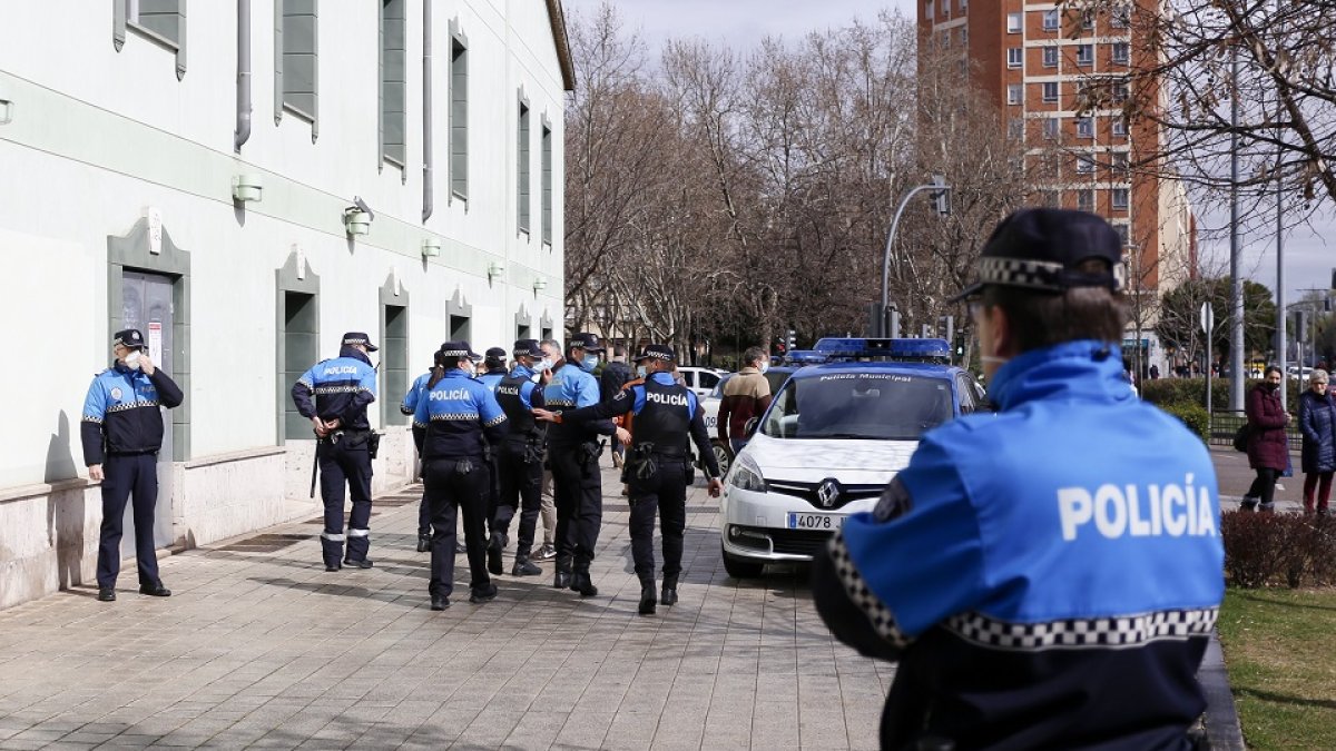 La policía trata de desalojar el centro social La Molinera de Valladolid. -PHOTOGENIC