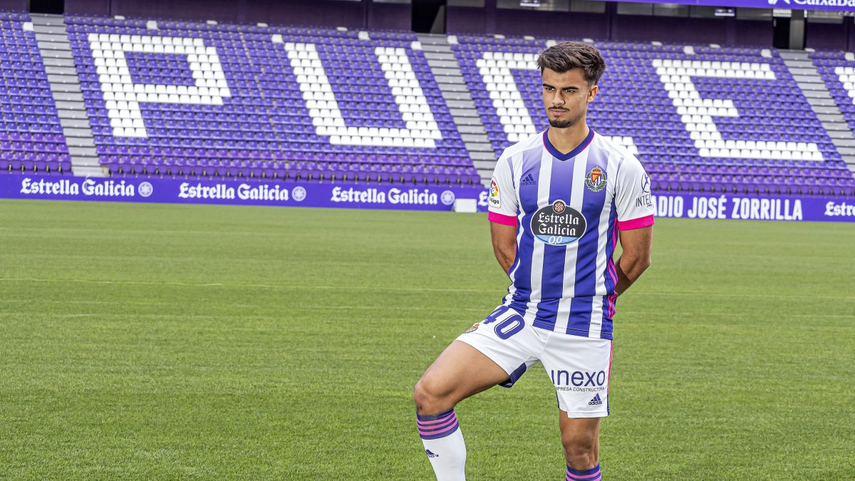 21/10/20. VALLADOLID. PHOTOGENIC/PABLO REQUEJO. Presentación de Jota, jugador del Real Valladolid.