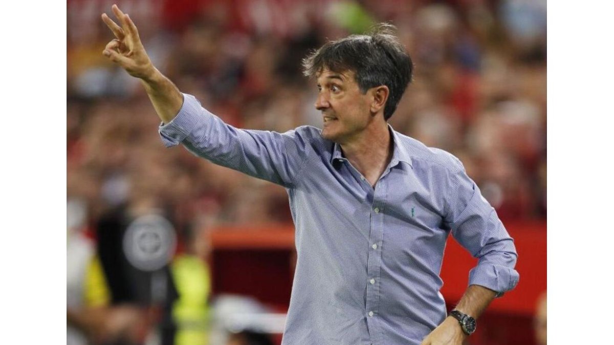 Pacheta da indicaciones en la banda en el partido ante el Sevilla. / LA LIGA