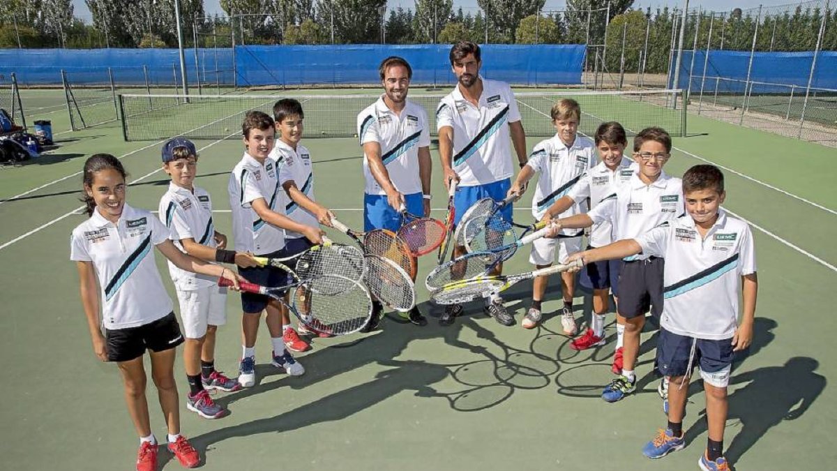 Los dos técnicos, Alberto Esguevillas y Rubén Hernando, posan junto a los tenistas que acudirán al Nacional.-Alberto Mingueza