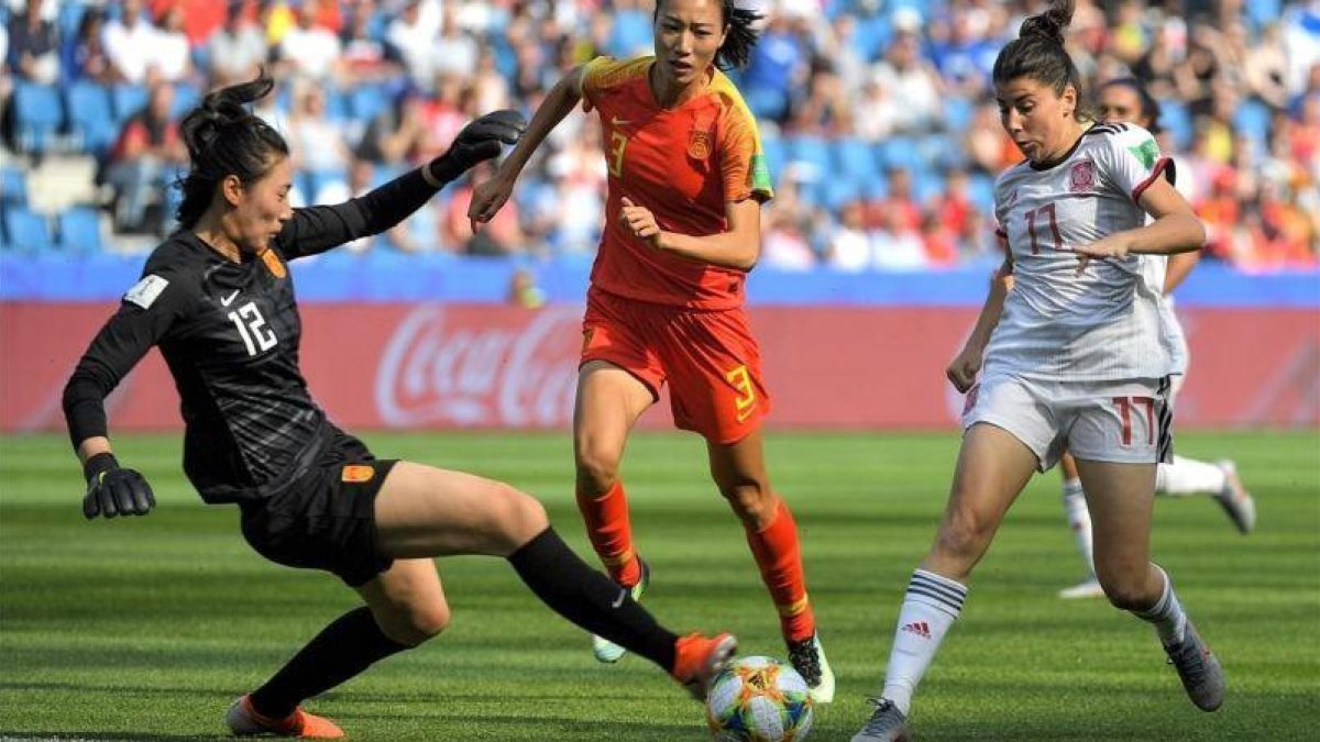 Lucía García intenta superar a la portera china.-AFP