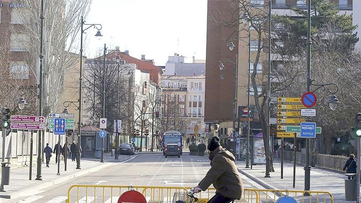 La plaza de Poniente ayer, uno de los puntos cortados al tráfico de vehículos privados.-ICAL