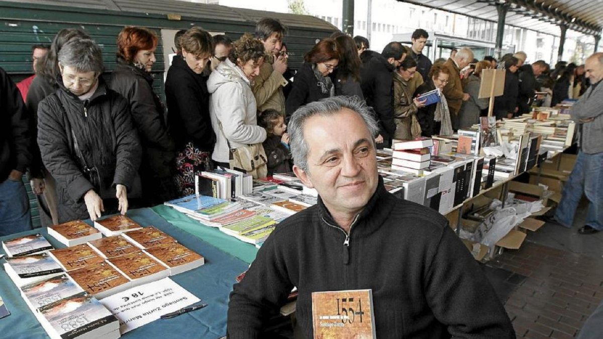 Santiago Zurita durante una firma de libros en Plaza España-J. M. LOSTAU