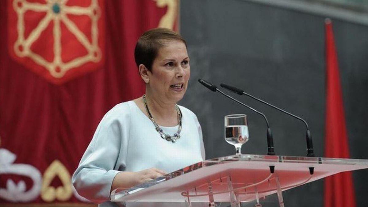 La nueva presidenta de Navarra, Uxue Barkos, en su toma de posesión.-EL PERIÓDICO (AFP / ANDER GILLENEA)