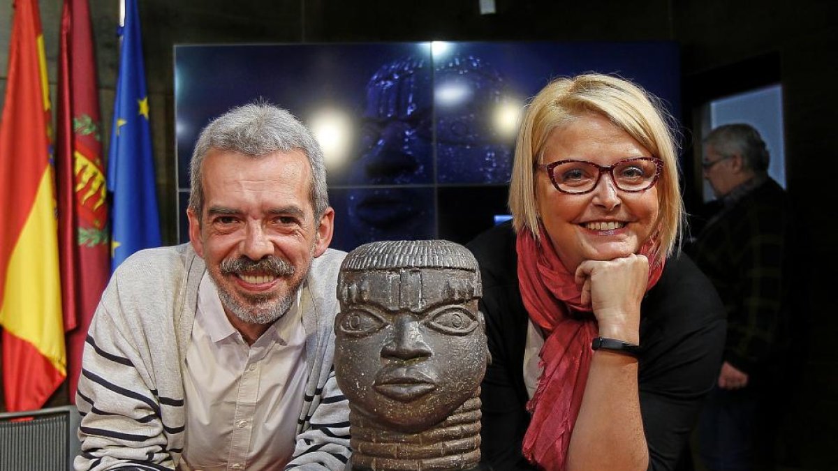 Francisco Morillo y Amelia Aguado junto a una de las piezas reproducidas en 3D-J. M. LOSTAU