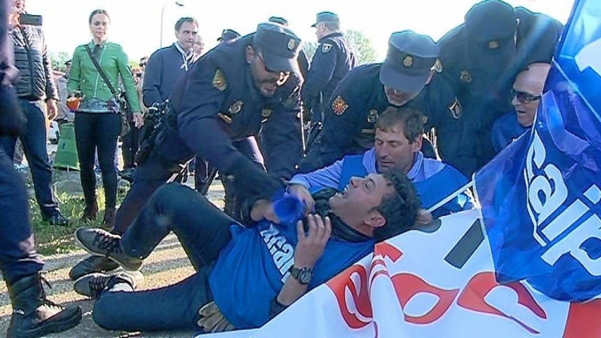 Momentos del desalojo de la Unidad de Intervención Policial (UIP)sobre los sindicalistas que realizaron la sentada ante la cárcel.-LA 8