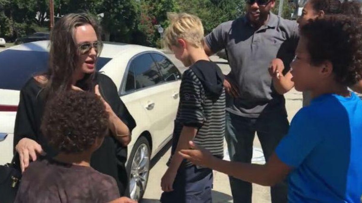 Allen y Brandon Alexander junto a Angelina Jolie.-YOUTUBE