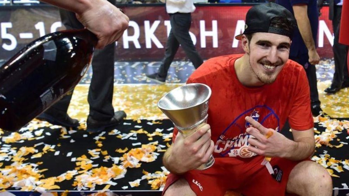 Nando de Colo, la estrella del CSKA, con el trofeo de campeones de la última Euroliga.-AFP / JOHN MACDOUGALL