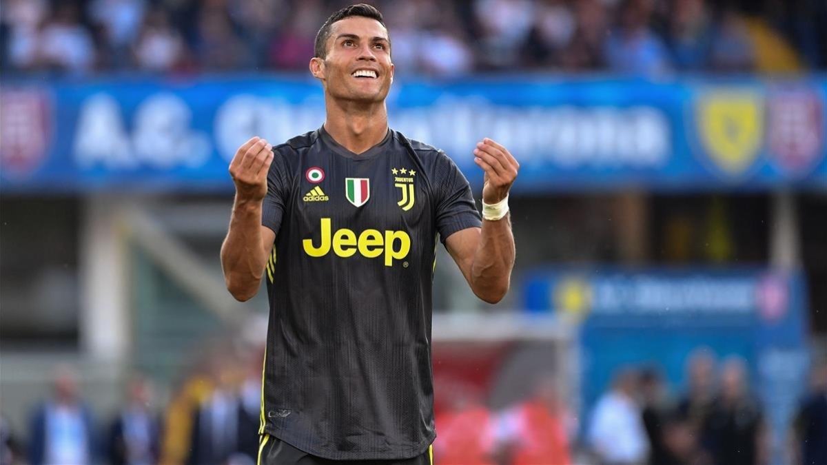 Cristiano Ronaldo se lamenta de una ocasión fallada ante el Chievo en Verona.-ALBERTO PIZZOLI