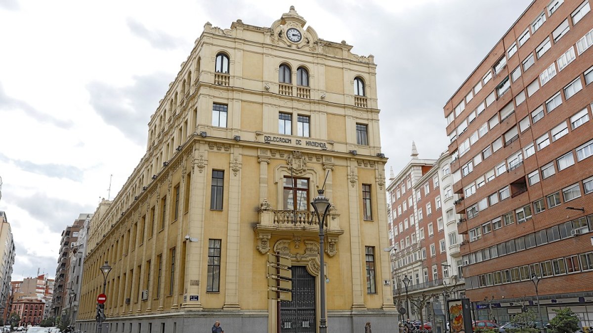 Antigua sede de Hacienda en la plaza de España. J.M. LOSTAU