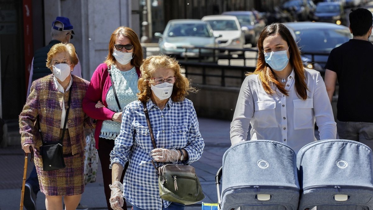 GENTE CON MASCARILLAS | J. M. LOSTAU