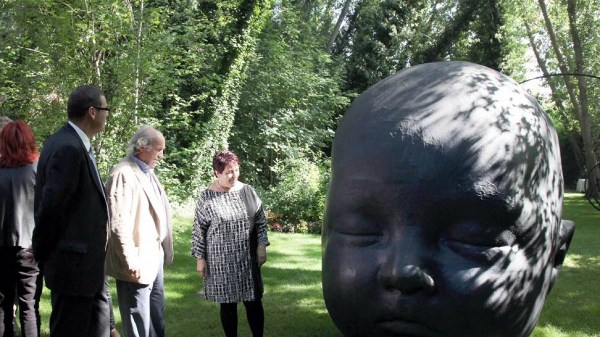 La alcaldesa de Segovia, Clara Luquero, junto a la directora del Hay Festival, Sheila Cremaschi, en la inauguración de la exposición 'Esculturas en libertad'-Ical
