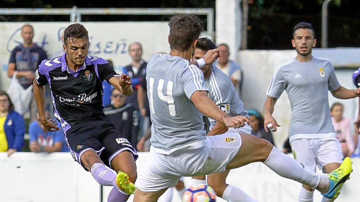 Jordán chuta ante la presencia de varios jugadores del Oviedo en la mejor ocasión del Valladolid-ARABA PRESS