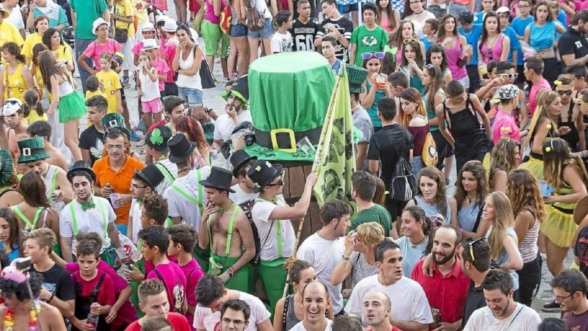 Cientos de peñistas animaron el pregón con disfraces el año pasado.-MIGUEL ÁNGEL SANTOS