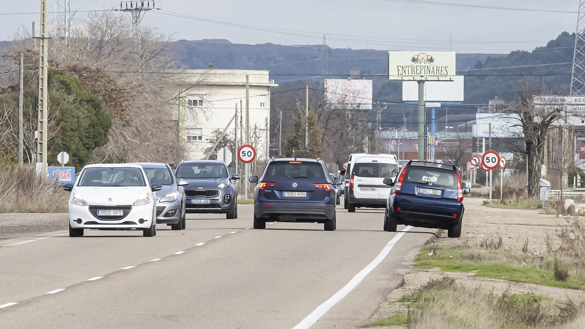 La calzada se ampliará por la derecha, donde se ve un coche parado en el arcén, para ubicar el carril bici en el margen izquierdo.- PHOTOGENIC