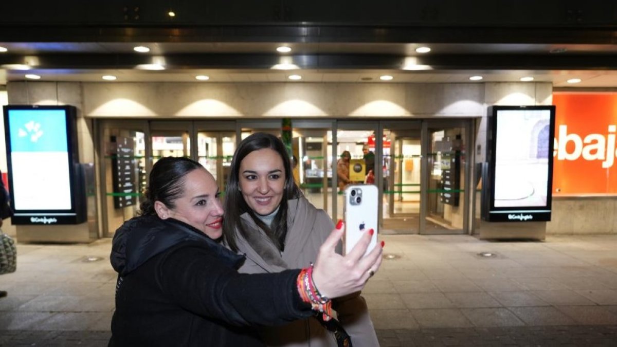 Dos trabajadoras se hacen un selfie en su último día en El Corte Inglés de Constitución en Valladolid.-J. M. LOSTAU