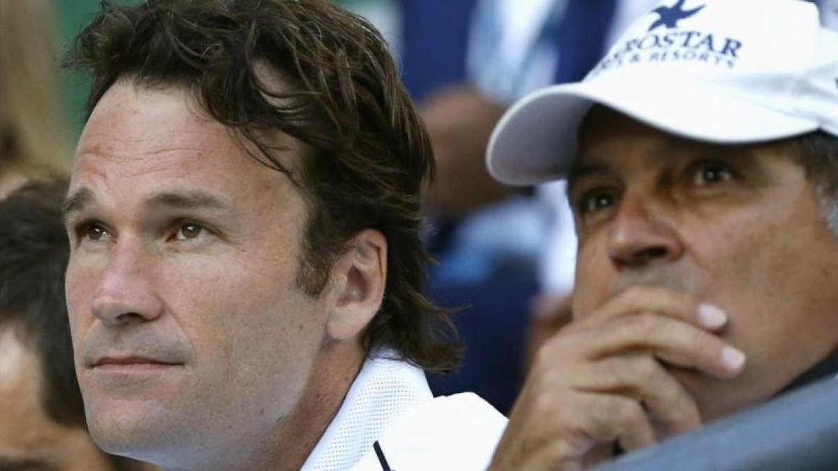 Carlos Moyà, junto a Toni Nadal, en la grada del Rod Laver Arena en Melbourne.-REUTERS / ISSEI KATO