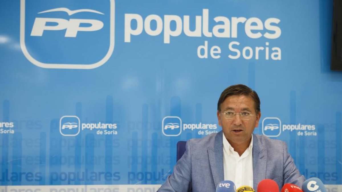 El senador del PP de Soria, Gerardo Martínez, explica la ponencia de estudio sobre la despoblación en el mundo rural, que pronunciará en el Senado-Ical
