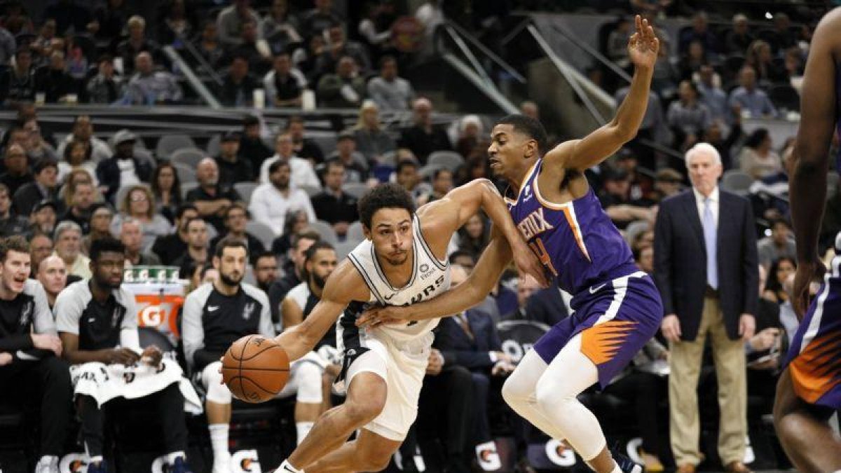 Bryn Forbes hizo doble-doble de 24 puntos y 11 rebotes.-EFE