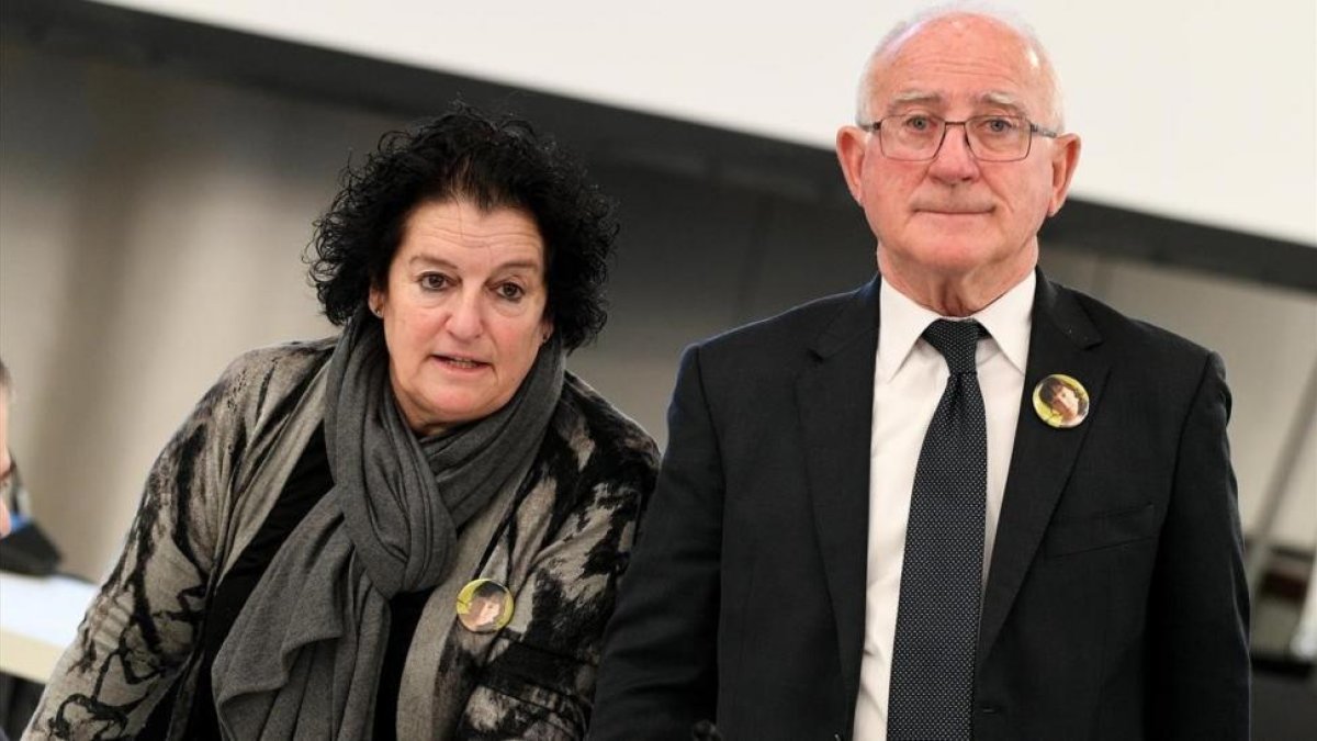 Paco Zapater y su esposa Nuria, padres de la victima espanola Clara Zapater a su llegada para asistir a la primera sesion del juicio contra diez presuntos responsables de la tragedia de la  Loveparade del 2010.-SASCHA STEINBACH