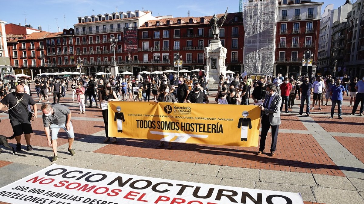 Concentración de la hostelería y el ocio nocturno de Castilla y León en agosto. / JUAN MIGUEL LOSTAU.
