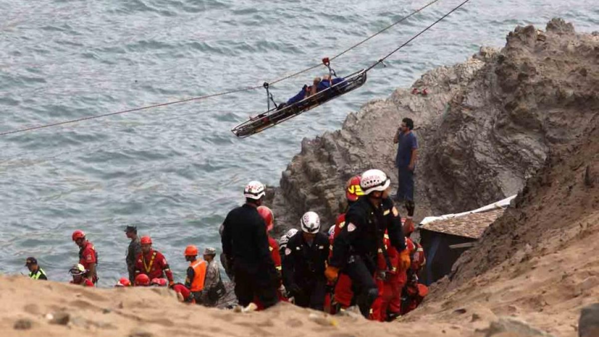 El complicado rescate de los cuerpos ha provocado que se tengan que usar helicópteros y tirolinas para llegar al lugar.-ATLAS