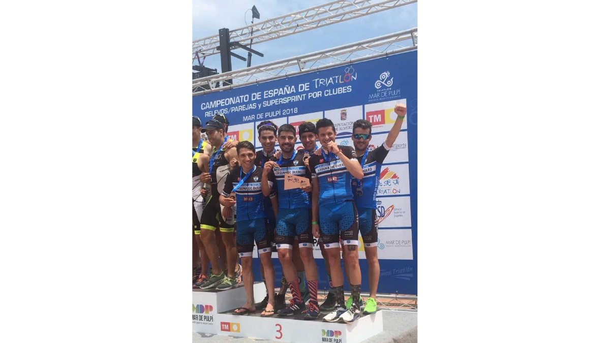 Los seis triatletas del Laguna muestran en el podio sus medallas.-E.M.