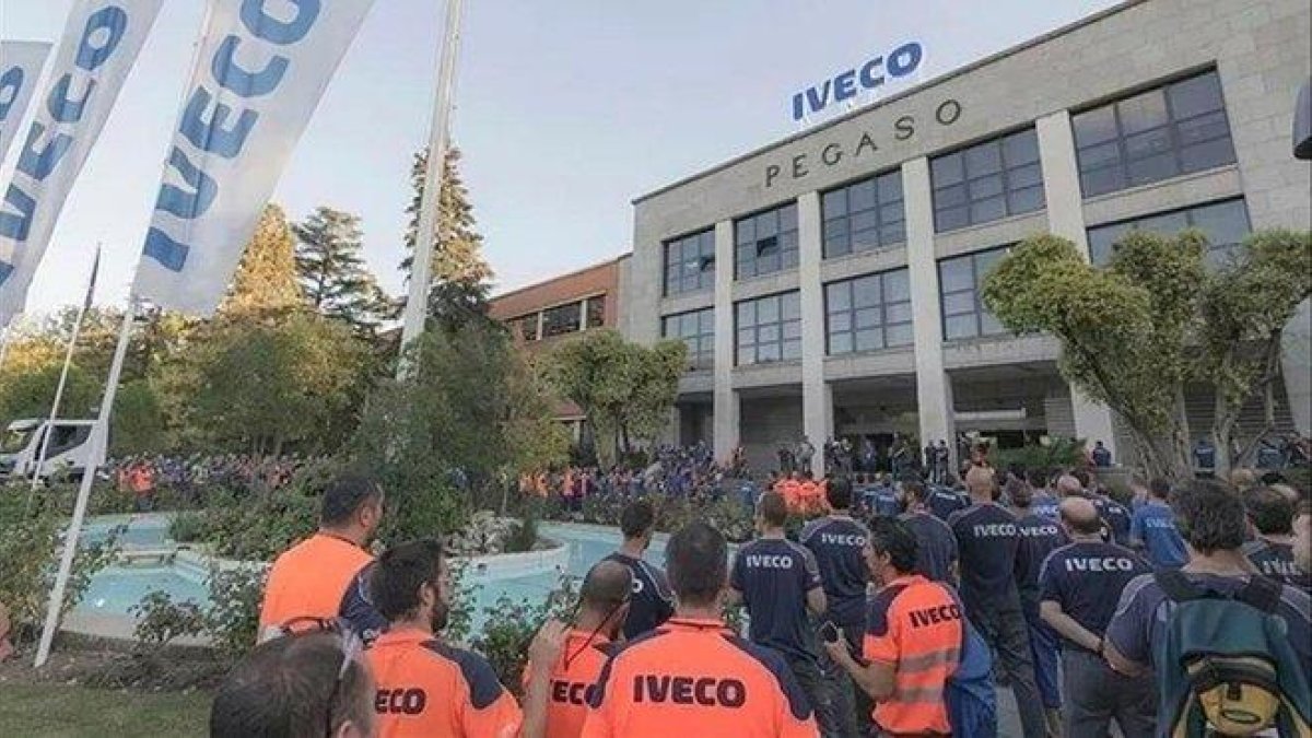 Concentración de trabajadores de Iveco tras el suicidio de su compañera.-EUROPAPRESS / UGT