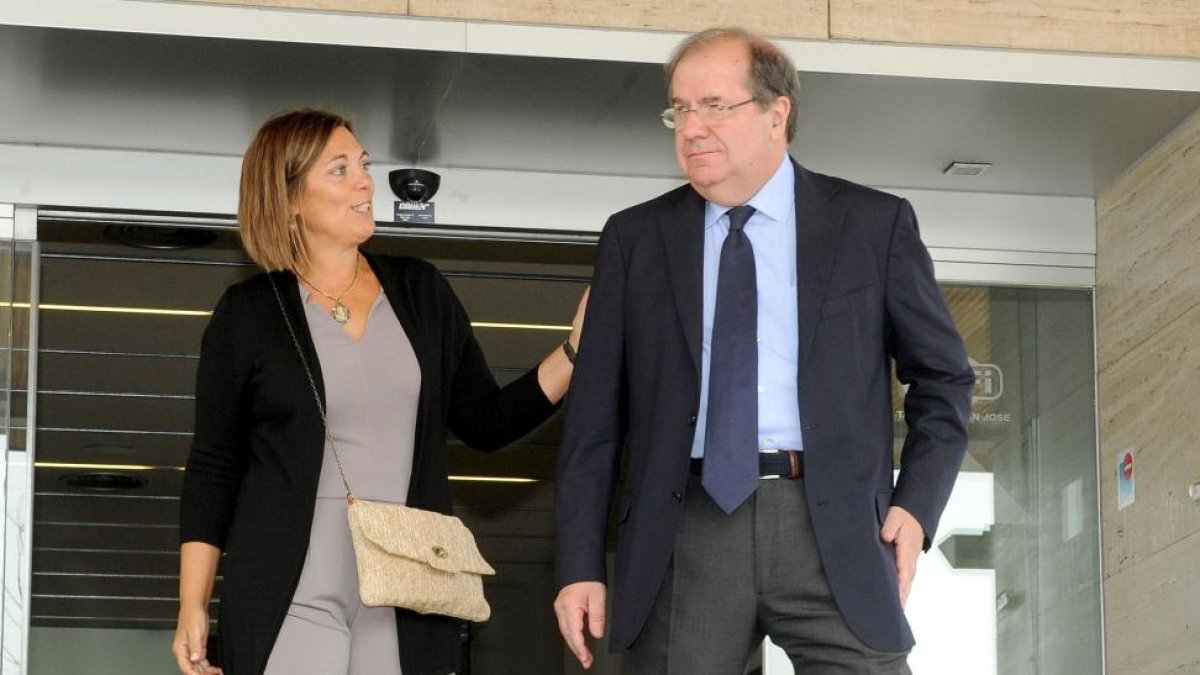 Juan Vicente Herrera, presidente de la Junta, y Milagros Marcos, consejera de Agricultura y Ganadería, visitan la capilla ardiente de Tomás Villanueva.-ICAL