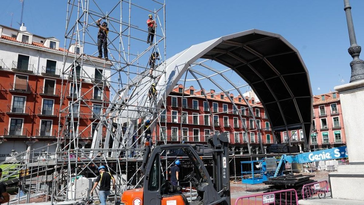 Desmontaje del escenario de la Plaza Mayor después de las fiestas.-J.M. L.