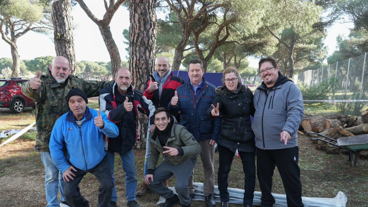 Mario Leal, en el centro agachado, con su grupo de moteros en Pingüinos.-J. M. LOSTAU