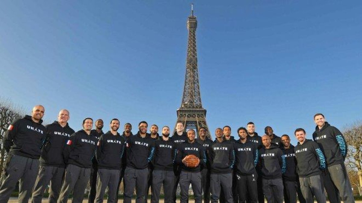 Los Charlotte Hornets se hacen una foto delante de la Torre Eiffel.-TWITTER/ NBA.COM