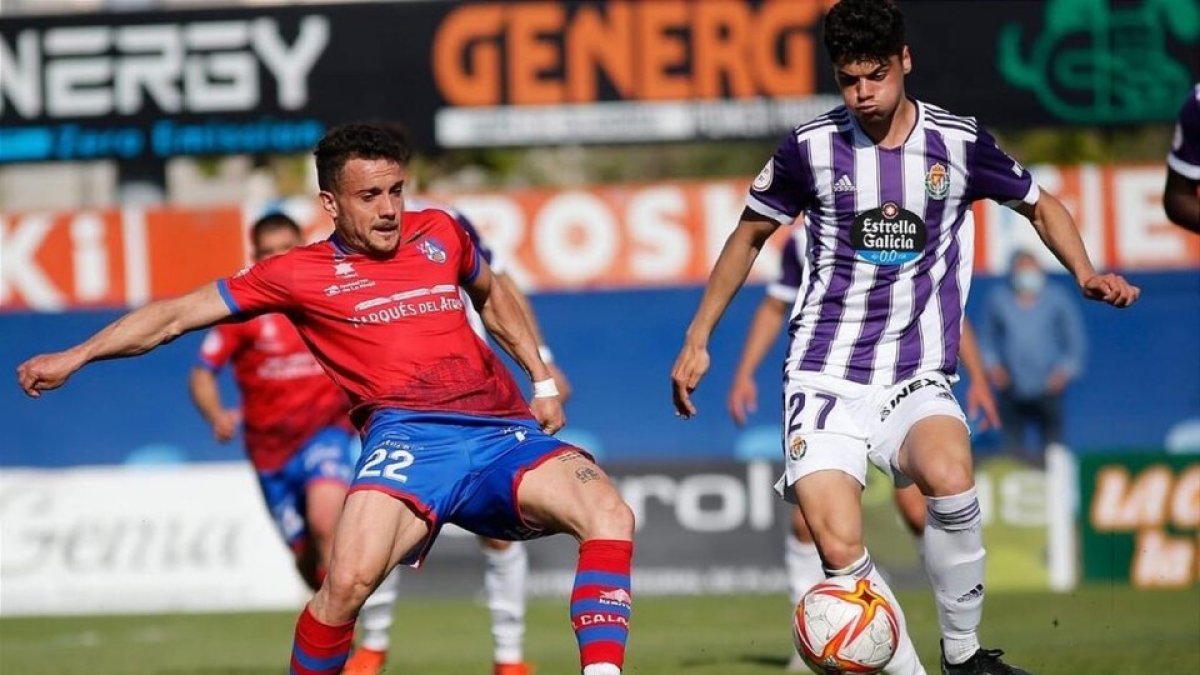 David Torres juega el balón ante el Calahorra. / RV